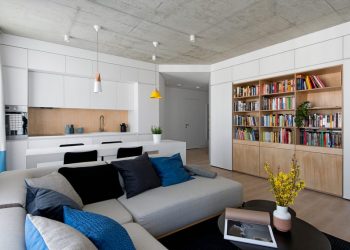 Fiatal család 63m2-es otthona új építésű társasházban - fehér, fa és beton felületek, egységes bútorok