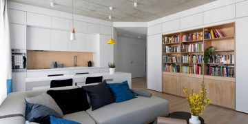 Fiatal család 63m2-es otthona új építésű társasházban - fehér, fa és beton felületek, egységes bútorok