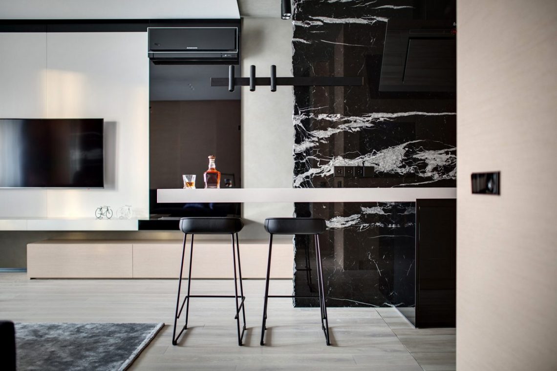 Extravagáns lakberendezés egy fiatal pár 63m2-es, másfél szobás modern otthonában - fekete kőfal és világos fa padló