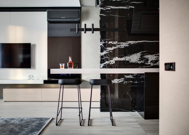 Extravagáns lakberendezés egy fiatal pár 63m2-es, másfél szobás modern otthonában - fekete kőfal és világos fa padló