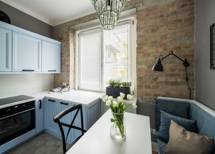 Egy hölgy szépen felújított 63m2-es lakása, világos, praktikus, kétszobás elrendezéssel - nőies és markáns elemek a lakberendezésben