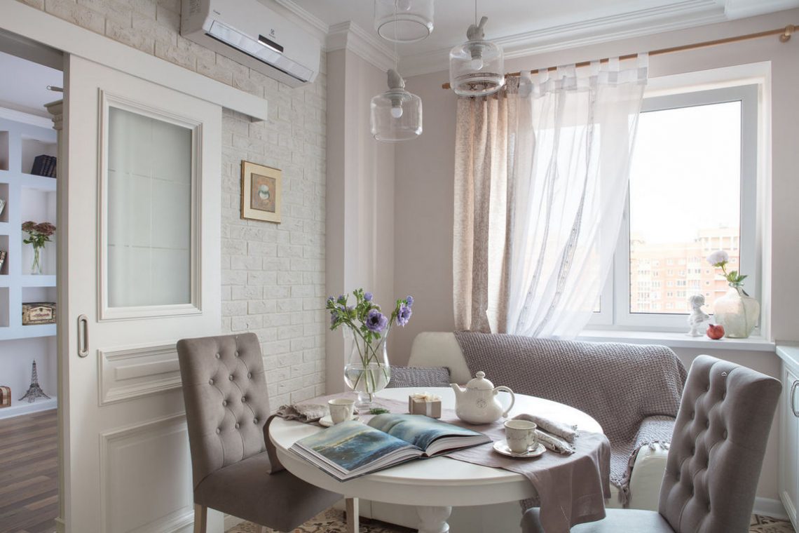 Nőies, lágy színek és minták egy kétszobás lakásban - konyha, hálószoba, fürdőszoba