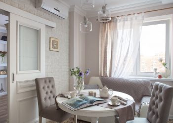 Nőies, lágy színek és minták egy kétszobás lakásban - konyha, hálószoba, fürdőszoba