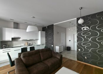 Szép tapéták, fa és kő burkolatok, beépített erkély - új, modern, kétszobás, 64nm-es lakás