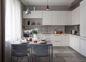 Lakásdekoráció színes kiegészítőkkel semleges alap színpalettában - 65m2-es kétszobás lakás, egy fiatal pár otthona lakásfelújítás után