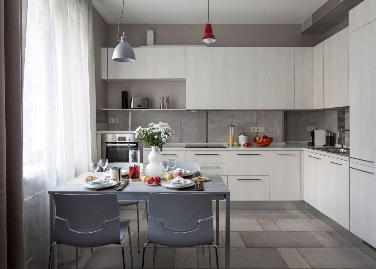 Lakásdekoráció színes kiegészítőkkel semleges alap színpalettában - 65m2-es kétszobás lakás, egy fiatal pár otthona lakásfelújítás után