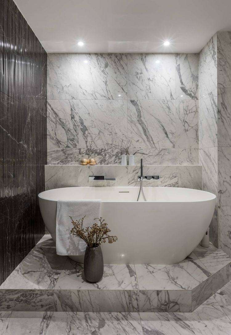 Fiatal pár 65m2-es, első lakása modern stílus, meleg és világos színek - sötétített üveg eltolható fal konyha és nappali között, épített TV-fal panelekkel, biokandalló Fiatal pár 65m2-es, első lakása modern stílus, meleg és világos színek - sötétített üveg eltolható fal konyha és nappali között, épített TV-fal panelekkel, biokandalló