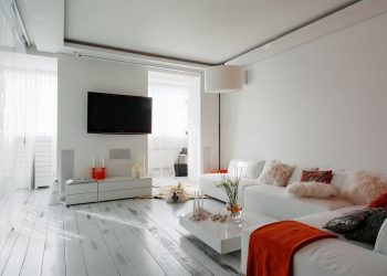 Piros kiegészítők, fehér tölgy padló, dekoratív üvegfalak - modern 65nm-es lakás