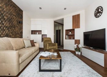 Alaprajz javítása a falak átrendezésével - 65m2-es új építésű lakás berendezése az elosztás optimalizálásával, sok fa felülettel