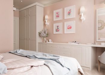 Kék, zöld, púder, szürke, homok és fa - 65m2-es kétszobás lakás kellemes színpalettával, két gardróbbal