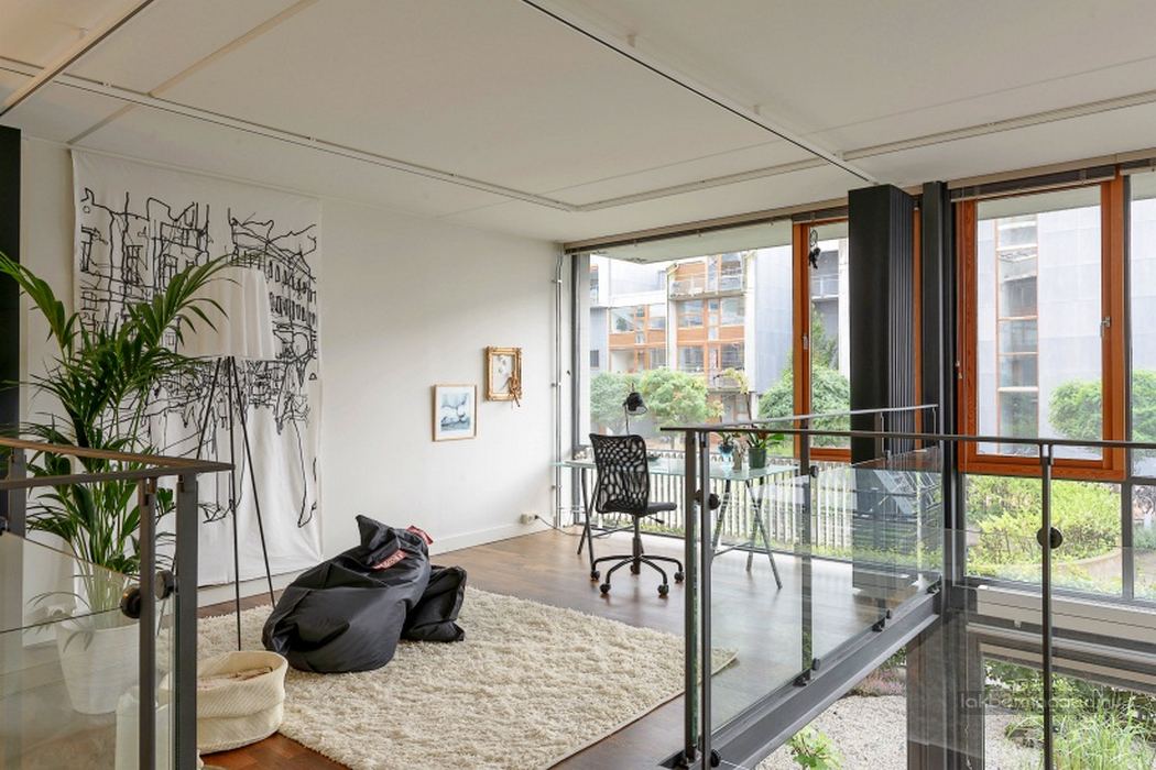 Belső kétszintes modern lakás hatalmas üvegfallal és saját terasszal