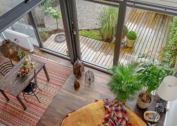 Belső kétszintes modern lakás hatalmas üvegfallal és saját terasszal