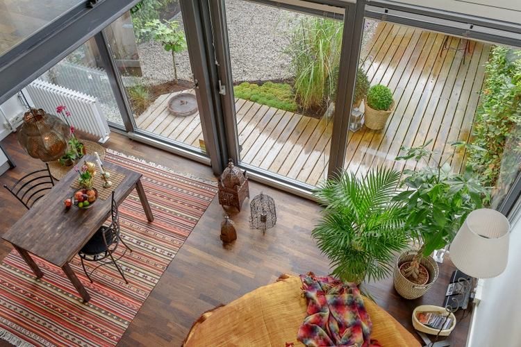 Belső kétszintes modern lakás hatalmas üvegfallal és saját terasszal