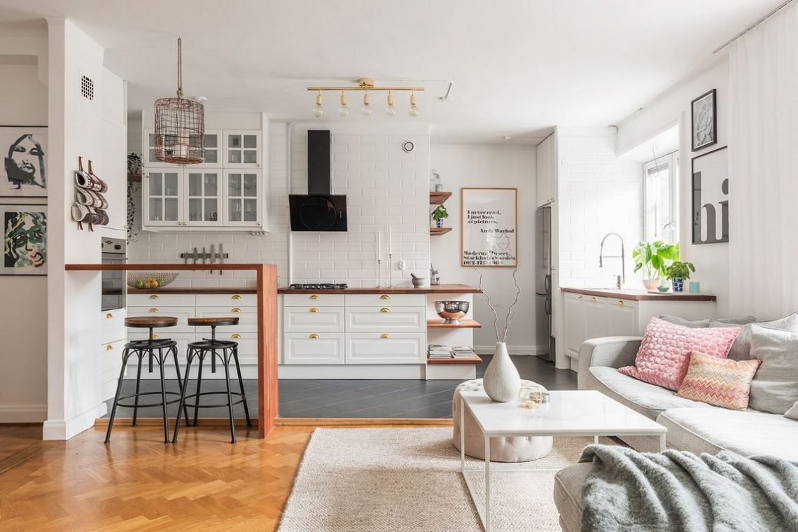 Tiszta fehér, meleg fa és szürke színekkel berendezett 66m2-es, kétszobás lakás tágas, nyitott nappali konyha étkezővel