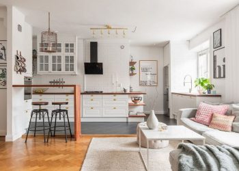 Tiszta fehér, meleg fa és szürke színekkel berendezett 66m2-es, kétszobás lakás tágas, nyitott nappali konyha étkezővel