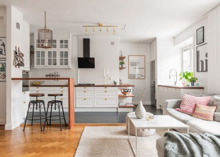 Tiszta fehér, meleg fa és szürke színekkel berendezett 66m2-es, kétszobás lakás tágas, nyitott nappali konyha étkezővel