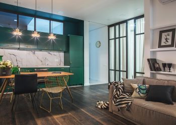 Sötétzöld konyhabútor 67m2-es lakásban - öltöző helyiség üvegfallal leválasztva, mosókonyha, tágas, könnyű berendezés