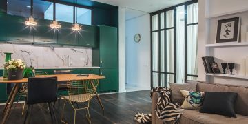 Sötétzöld konyhabútor 67m2-es lakásban - öltöző helyiség üvegfallal leválasztva, mosókonyha, tágas, könnyű berendezés