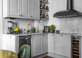 Semleges háttér rengeteg színes képpel, növényekkel, virágokkal, kiegészítőkkel életre keltve - 69m2-es lakás