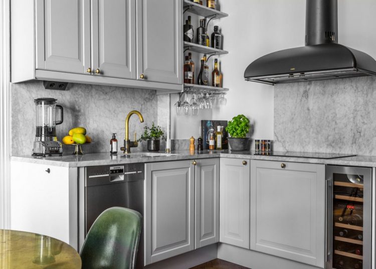 Semleges háttér rengeteg színes képpel, növényekkel, virágokkal, kiegészítőkkel életre keltve - 69m2-es lakás