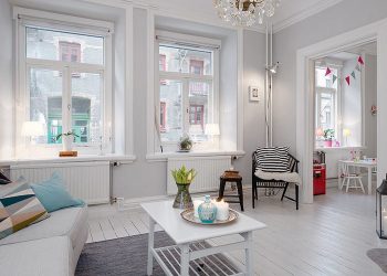 Világosszürke falak, festett fehér fa padló, színes kiegészítők - 70nm-es lakás