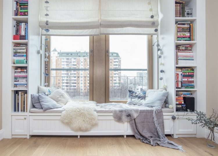 Olvasósarok az ablakban - 72m2-es lakás pasztell színekkel dekorálva, kényelmes, tágas berendezéssel
