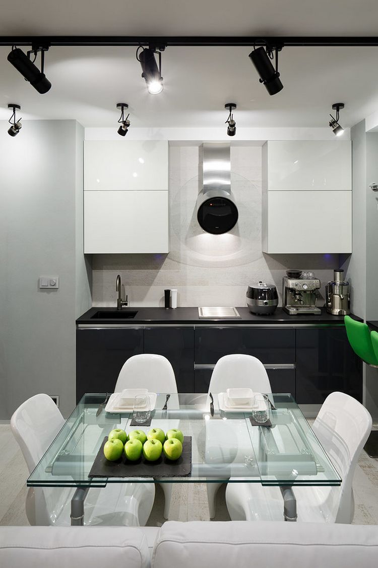 Spotlámpák, téglafal, fekete és fehér felületek - fiatal pár 76m2-es új lakása, ipari stílus kontrasztos színekkel