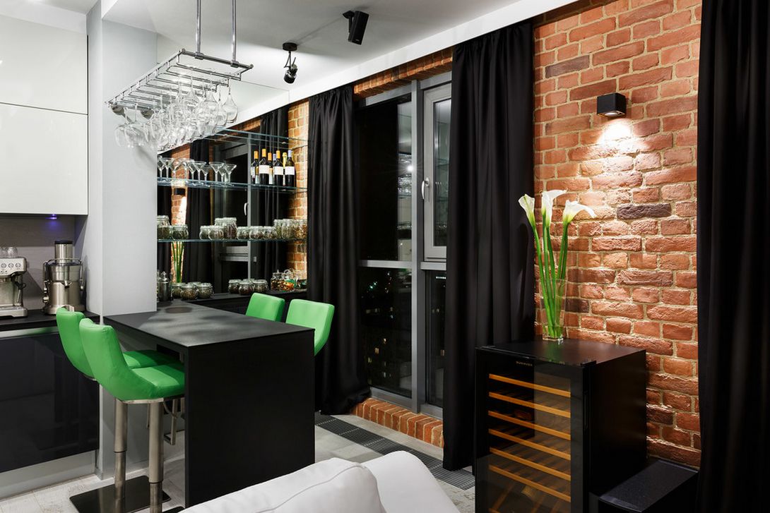 Spotlámpák, téglafal, fekete és fehér felületek - fiatal pár 76m2-es új lakása, ipari stílus kontrasztos színekkel