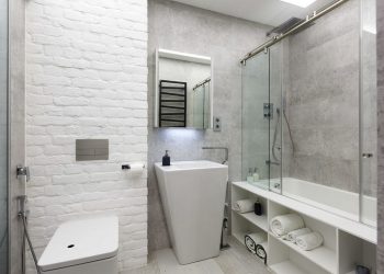 Spotlámpák, téglafal, fekete és fehér felületek - fiatal pár 76m2-es új lakása, ipari stílus kontrasztos színekkel