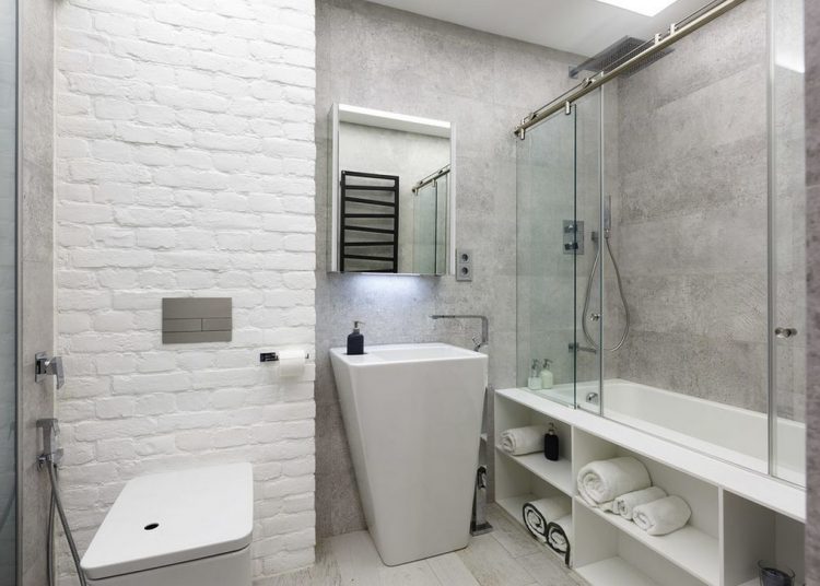 Spotlámpák, téglafal, fekete és fehér felületek - fiatal pár 76m2-es új lakása, ipari stílus kontrasztos színekkel