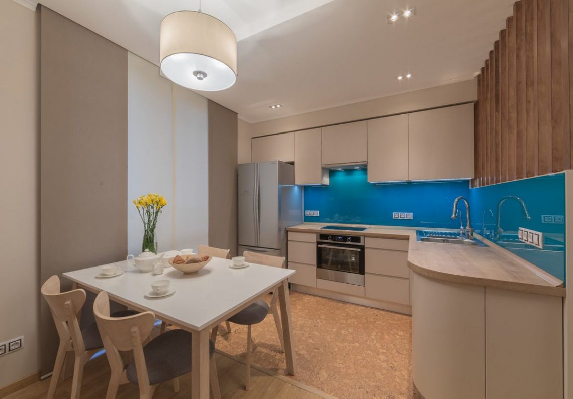 Világos, természetes hangulatú 77m2-es lakás sok fa elemmel, élénk színekkel a dekorációban - egy négyfős család otthona