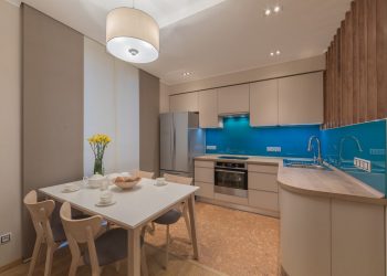 Világos, természetes hangulatú 77m2-es lakás sok fa elemmel, élénk színekkel a dekorációban - egy négyfős család otthona