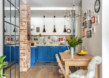 Fiatalosan, színesen berendezett 77m2-es lakás tágas gyerekszobával - hangulatos kis konyha, szép, élénk színek fával, téglával és szürkével kombinálva