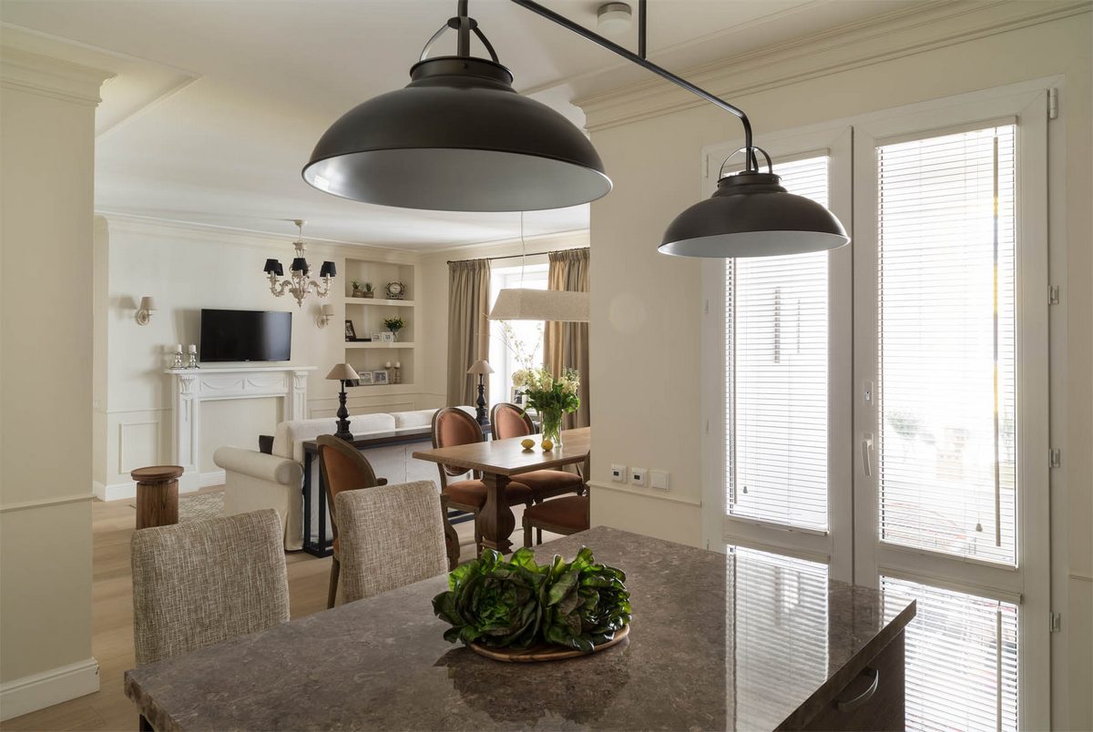 Kávé és karamell - 77nm-es lakás kellemes árnyalatokkal, klasszikus elemekkel