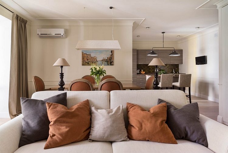 Kávé és karamell - 77nm-es lakás kellemes árnyalatokkal, klasszikus elemekkel