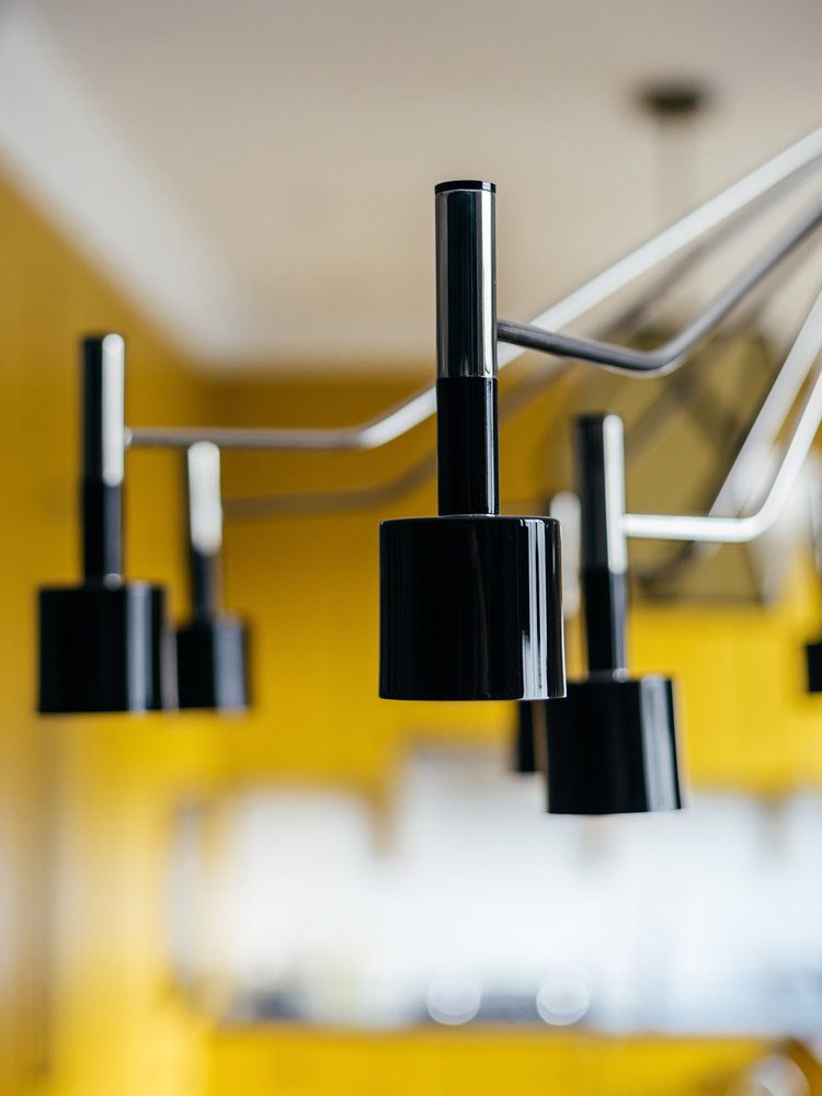 Élénk és mély színek, geometrikus formák és minták - kísérletezés színnel, textúrával és stílussal egy 80m2-es lakásban