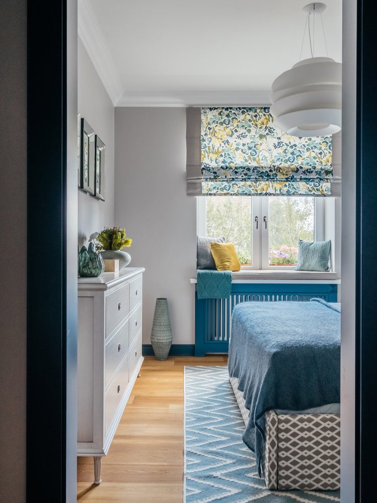 Élénk és mély színek, geometrikus formák és minták - kísérletezés színnel, textúrával és stílussal egy 80m2-es lakásban