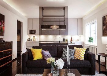 Szép sötét fa padló és sok üveg felület egy elegáns és érdekes 82nm-es lakásban