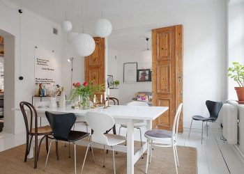 Skandináv ötletek - 84nm-es lakás, téglafal, csiszolt fa kétszárnyú ajtó, festett fa padló