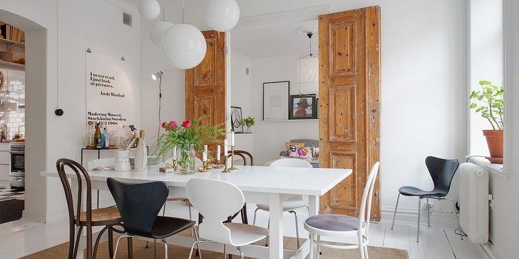 Skandináv ötletek - 84nm-es lakás, téglafal, csiszolt fa kétszárnyú ajtó, festett fa padló