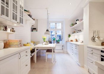 Fenyő padló, íves ablakok, szép, tágas konyha étkezővel - 87nm-es lakás