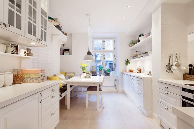 Fenyő padló, íves ablakok, szép, tágas konyha étkezővel - 87nm-es lakás