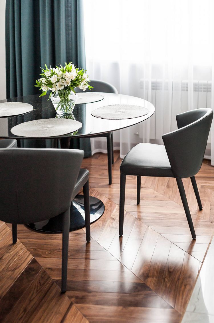 Egyszerű, férfias, semmi felesleges - gyönyörű fa padló, LED fények, modern berendezés egy férfi két hálószobás lakásában Egyszerű, férfias, semmi felesleges - gyönyörű fa padló, LED fények, modern berendezés egy férfi két hálószobás lakásában