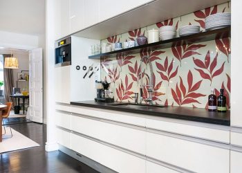 Sötét fa padló, modern elrendezés és a klasszikus otthonok bája egy 89nm-es lakásban