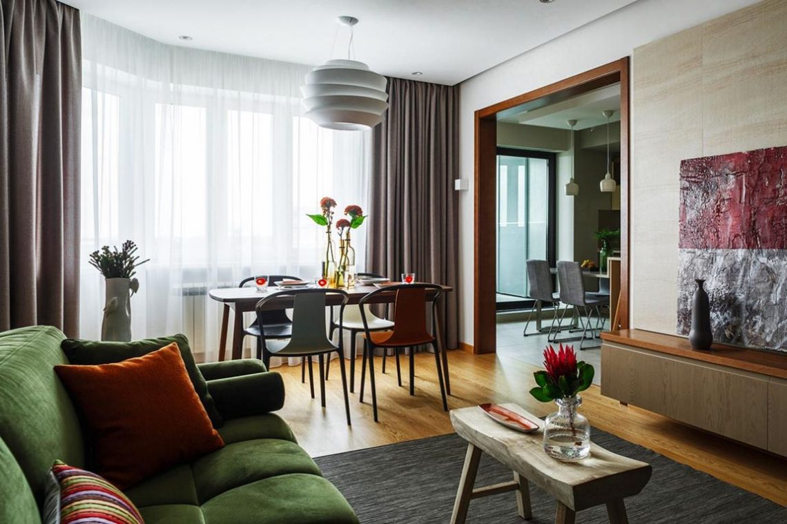 Meleg színek, otthonosan modern, időtálló lakberendezés sok szép fa felülettel - fiatal család 90m2-es, háromszobás lakása