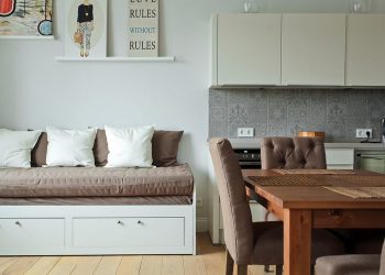 95m2-es lakás galériás gyerekszobával, szellős berendezéssel, semleges színvilággal