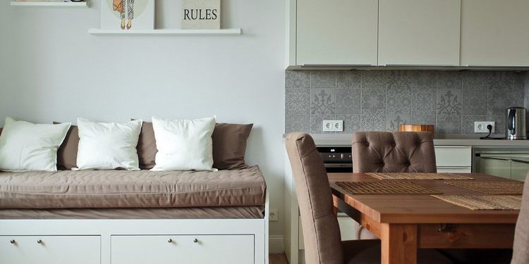 95m2-es lakás galériás gyerekszobával, szellős berendezéssel, semleges színvilággal