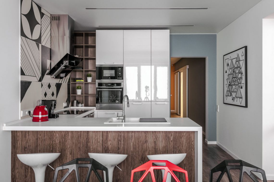 Változatos faldekoráció, modern berendezés egy háromszobás lakásban - színek, falpanelek, mintás burkolatok, 99m2