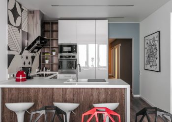 Változatos faldekoráció, modern berendezés egy háromszobás lakásban - színek, falpanelek, mintás burkolatok, 99m2