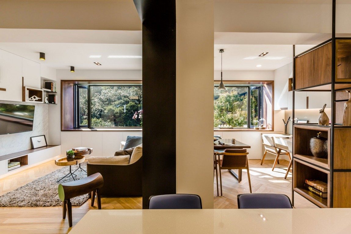 Kreatívan, gyönyörűen berendezett lakás, a szép zöld kilátáshoz illő természetes hangulattal